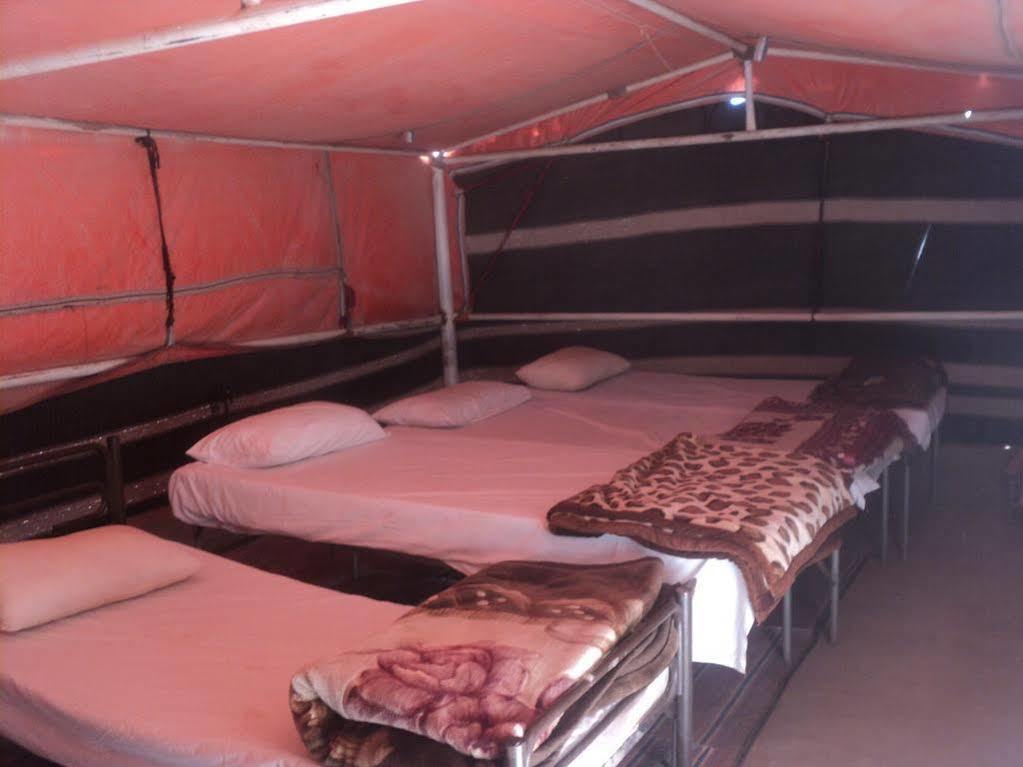 Salman Zwaidh Camp Hotell Wadi Rum Exteriör bild